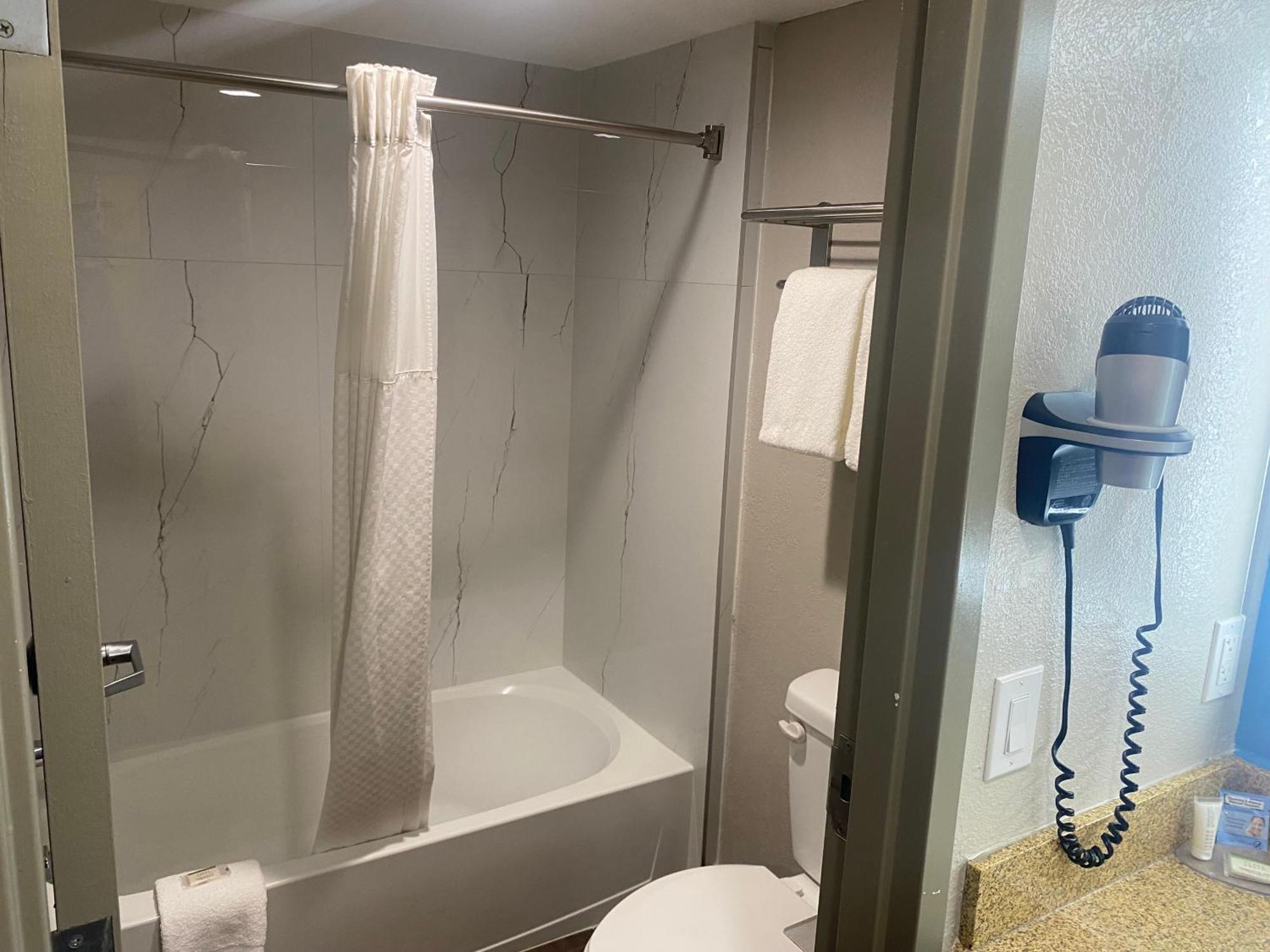 Hotel Days By Wyndham West