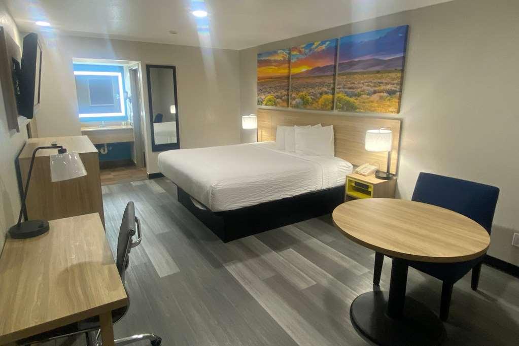 Days By Wyndham West Hotel El Paso